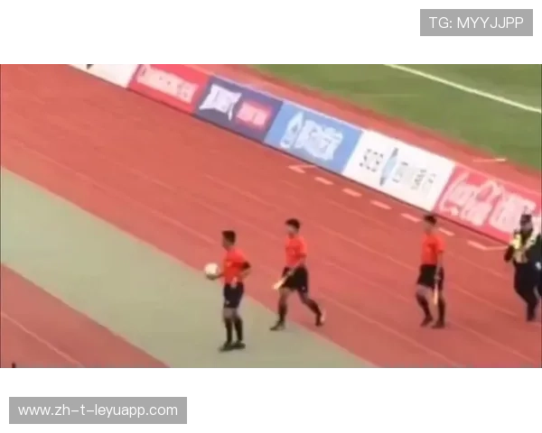 场边惊现争吵，主裁判被骂下台